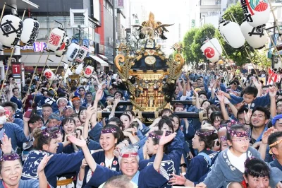Erlebe tokios kichijoji herbstfest hautnah: mit einheimischen die mikoshi-parade mittragen, den musashino hachimangu-schrein entdecken – inklusive traditioneller festivaljacke.