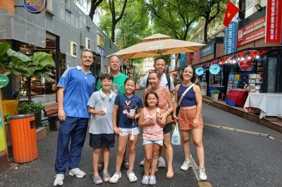 Découvrez ho chi minh ville avec un guide local : rues coloniales, marchés animés et cafés secrets. visite gratuite en anglais, accessible aux fauteuils roulants.