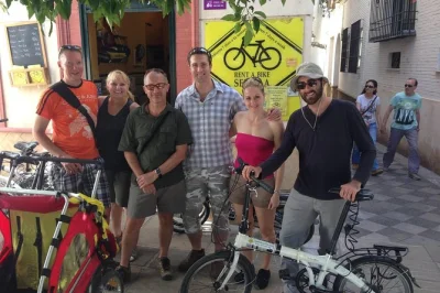 Entdecke sevilla auf dem rad: von barrio santa cruz über den maria luisa park bis zum torre del oro – mit lokalem guide und inkl. fahrradverleih.