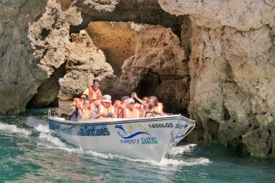 Sinta a brisa do mar em um passeio de barco em lagos até ponta da piedade, passando por grutas e pelas praias dona ana e camilo. assentos confortáveis e guia local inclusos.