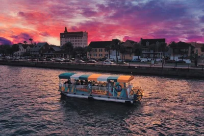 Erlebe den sonnenuntergang in st. augustine auf einer lebhaften party-bootstour. vorbei an historischen highlights, tanzen zu musik, eigene getränke mitbringen und das lokale flair genießen.