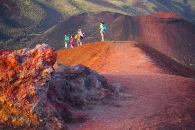 Découvrez le mont etna au coucher du soleil en 4x4 depuis trecastagni, marchez sur des cratères anciens, explorez des grottes de lave et savourez des douceurs siciliennes au fil de la lumière qui s