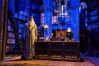 Entra nel mondo magico al warner bros. studio di londra, scopri i set, i costumi e gli oggetti di harry potter con il trasferimento in pullman incluso dal centro di londra.