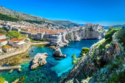 Descubre el casco antiguo de dubrovnik, recorre sus murallas, degusta ostras frescas en ston y disfruta del regreso tranquilo por la costa adriática. incluye recogida y guía local.