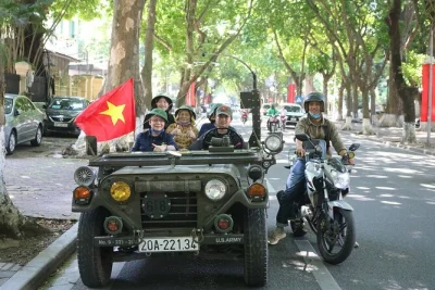 Erlebe hanoi hautnah im vintage-jeep – versteckte gassen, die berühmte train street, lebendige märkte und alte tempel. inklusive mittagessen, eintritt und guide mit insiderwissen.