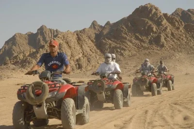 Sinta o vento do sinai pilotando um quad em sharm el sheikh, pare para fotos, tome chá beduíno em uma vila no deserto, com transfer do hotel incluso para facilitar.