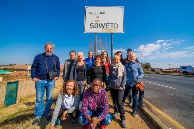 Erlebe die energie sowetos, erkunde das motsoaledi-viertel, genieße shisa nyama am soweto towers und besuche das apartheid museum. inklusive hotelabholung und kleiner gruppe.