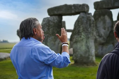 Scopri il mistero di stonehenge, passeggia tra le vie romane di bath ed esplora il castello di windsor con ingresso incluso. tour in piccolo gruppo da londra con guida e trasporto.