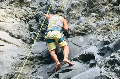 Rock climbing in Baños: Natural basalt for beginners