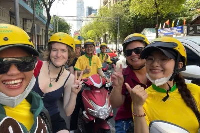 Découvrez saigon en scooter : marchés animés, café local et sites historiques avec un guide sympa. navette et encas inclus.