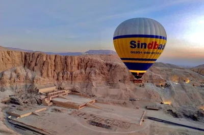 Über luxor im heißluftballon zum sonnenaufgang schweben, den nil und antike tempel von oben entdecken – mit hoteltransfer und lokalem guide für einen entspannten start.