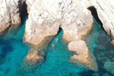 Desde dubrovnik, navega en lancha rápida privada a las islas elafitas, nada en las cuevas azul y verde, relájate en la playa Šunj y disfruta de bebidas a bordo con tu grupo.