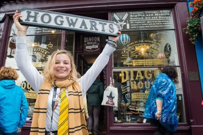 Descubra o lado mágico de edimburgo com um tour a pé em grupo pequeno pelo universo harry potter. conheça a estação waverley, greyfriars kirkyard e a inspiração para o beco diagonal com um guia