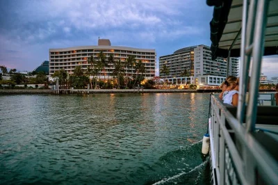 Découvrez cairns au coucher du soleil lors d'une croisière tranquille sur trinity inlet, avec boissons, anecdotes du capitaine et vues sur la ville. prise en charge et snack inclus.