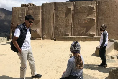 Tour privado por el valle sagrado con pisac, ollantaytambo, visita a granja, almuerzo pachamanca práctico y demostración textil en chinchero. experiencia local auténtica.