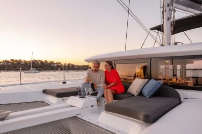 Crète, heraklion et île de dia : croisière en catamaran de luxe, baignade, snorkeling, déjeuner méditerranéen frais et open bar. prise en charge locale et équipage inclus.