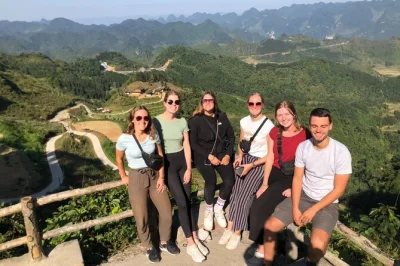 Ha giang loop mit dem motorrad entdecken: geführte tour, Übernachtungen in stelzenhäusern, gemeinsames essen mit einheimischen und bootsfahrt auf dem nho que fluss. inklusive guide und allem drum u