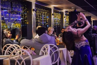 Découvrez istanbul de nuit en naviguant sur le bosphore, savourez meze turcs et plats grillés, admirez danses folkloriques et danseuses orientales, avec prise en charge à l’hôtel.