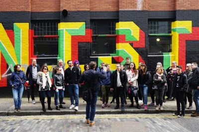 Découvrez le street art vibrant de shoreditch lors d’une visite guidée à pied dans brick lane et spitalfields, avec anecdotes, secrets d’artistes et conseils pour prolonger l’aventure.