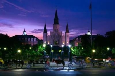 Descubre el french quarter de nueva orleans con un tour de historia embrujada, cócteles, relatos locales y un guía divertido. incluye bebida gratis y punto de encuentro fácil.