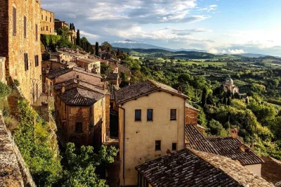 Découvrez les caves du xvie siècle à montepulciano, dégustez quatre vins locaux avec un sommelier, explorez des tunnels étrusques et savourez des produits du terroir—dégustation incluse.
