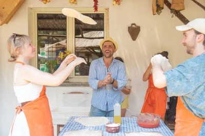 Disfruta en sorrento una clase de pizza en una granja local, prueba vino casero y limoncello, y saborea un almuerzo con mozzarella fresca. incluye transporte.