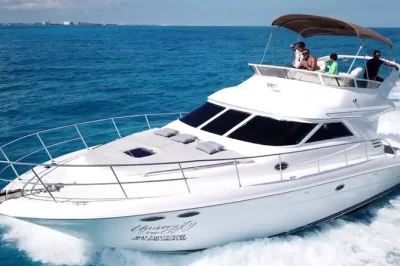 Erlebe die karibische brise auf einer privaten yacht in cancun, fahre zu isla mujeres oder playa norte, schnorchle mit ausrüstung inklusive und genieße drinks mit aufmerksamem team.