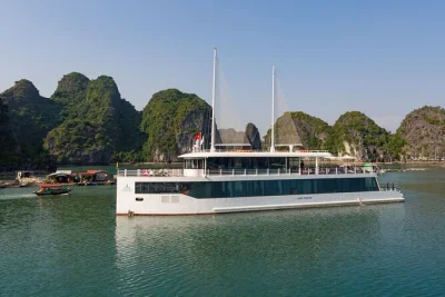 Explore halong e lan ha bay em um passeio de um dia saindo de hanoi, remando de caiaque por grutas, subindo a ilha ti top e saboreando um almoço vietnamita. inclui transfer do hotel.