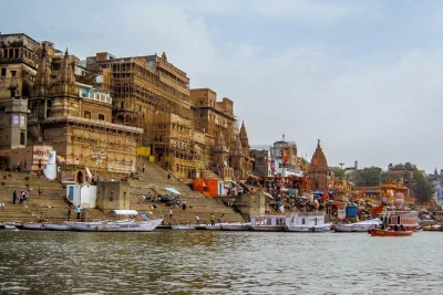 Varanasi, rio ganges, sarnath e aarti privativo: passeio completo com guia local, traslado do hotel e experiências únicas ao amanhecer e entardecer.