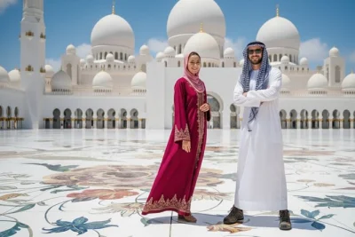 Découvrez abu dhabi en une journée depuis dubaï : visite de la mosquée sheikh zayed, panorama depuis les etihad towers, palais qasr al watan et déjeuner traditionnel inclus.