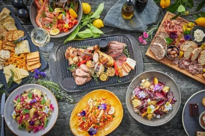 Desfrute de um almoço bbq à beira do lago na walter peak após um passeio de barco panorâmico saindo de queenstown, assista a um show com cães pastores e relaxe com sabores locais—inclui passeio