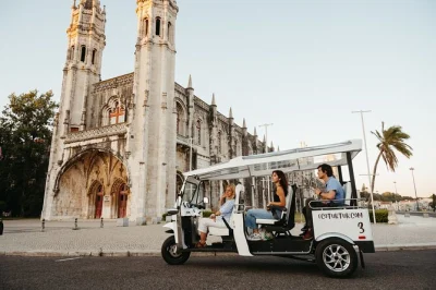 Erlebe lissabons viertel hautnah bei einer privaten eco tuk tuk tour mit lokalem guide. entdecke alfama, graça, chiado & bairro alto – abholung inklusive.