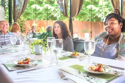 Erkunde savannahs plätze mit einem einheimischen und probiere shrimp & grits, fluffige biscuits und versteckte food-spots. inklusive verkostungen, geschichten & exklusiven rabatten.