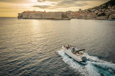 Desde dubrovnik en un speedboat privado a las islas elafiti. nada en las cuevas azul y verde, relájate en la playa Šunj y disfruta vino local con traslado incluido.
