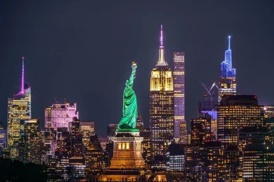 Erlebe new yorks nachtleben auf einer luxuriösen bustour mit fotostopps in dumbo, blicken auf die manhattan bridge und spannenden geschichten eines einheimischen. inklusive abholung.