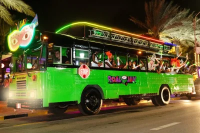 Vivi la vera vita notturna di aruba con un party bus, dj dal vivo, cocktail aruba ariba illimitati e accesso vip ai club. include pickup e shot di benvenuto ad ogni tappa.