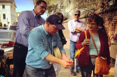 Erlebe charlestons french quarter, schlendere entlang der bunten rainbow row und genieße die aussicht an der battery – kleine gruppe, insider-geschichten und versteckte gärten inklusive.