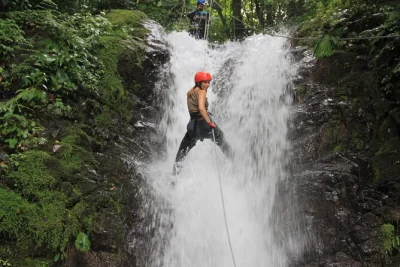 Vivez l’adrénaline du canyoning et du rafting près de la fortuna, puis savourez un déjeuner bio à la ferme. transfert hôtel et guides locaux experts inclus.