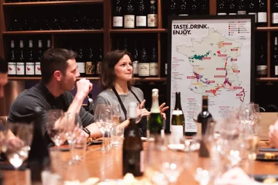 Dégustez six vins français et du champagne dans une cave chaleureuse à paris, guidé par un sommelier expert. fromages ou charcuterie inclus, présentation en anglais, groupes flexibles.