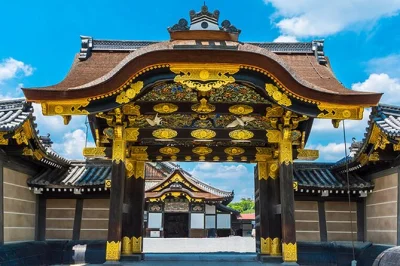 Découvrez le château de nijo à kyoto en petit groupe, entre histoires de samouraïs, douves aux carpes koi et jardins classés unesco. entrée et guide expert inclus.