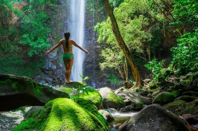 Kauai entdecken: kajakfahrt auf dem wailua river, wanderung zu den sacred falls, schwimmen unter dem 36 meter hohen wasserfall und ein frisches picknick inklusive ausrüstung und guide.
