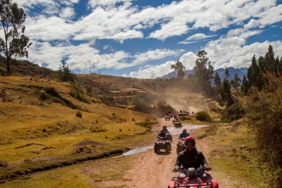 Disfruta la emoción de manejar quad en el valle sagrado de perú, con paradas en las terrazas de moray y las salineras de maras. incluye recogida en hotel, guía, equipo y agua.
