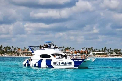 Disfruta del sol caribeño en un barco privado en punta cana con snorkel, barra libre, frutas frescas y música—incluye traslado y guía local.