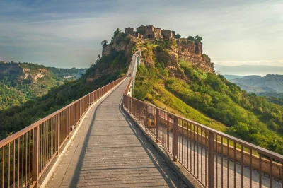 Découvrez la magie paisible de civita di bagnoregio, flânez dans les ruelles médiévales d’orvieto et savourez la cuisine ombrienne lors de cette excursion privée depuis rome avec prise en charg