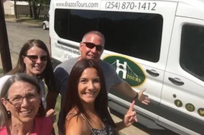 Découvrez une vraie maison fixer upper, visitez la harp house et explorez les incontournables de waco avec un guide local. eau, frais inclus et prise en charge facile.