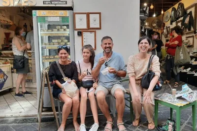 Laissez-vous surprendre par les saveurs de trastevere : goûtez la street food romaine, savourez du vin local et déambulez avec un guide qui connaît chaque recoin. groupes réduits, repas complet in