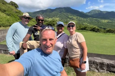 Scopri il vero st kitts con un tour in piccolo gruppo: cammina a brimstone hill, assaggia il rum locale, visita spiagge di sabbia nera e rilassati a frigate bay. snack e guida inclusi.