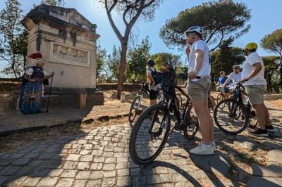 Explore roma pedalando da via appia antica até as catacumbas e aquedutos romanos, com transfers e guia local para uma experiência sem preocupações.