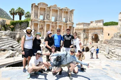 Descubra Éfeso em uma excursão privada saindo do cruzeiro — visite o templo de Ártemis, a casa da virgem maria e aproveite um almoço tradicional. inclui transporte e guia.