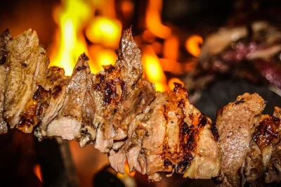 Erlebe istanbuls geschmack bei einer geführten abend-food-tour. probiere kebabs, baklava und streetfood rund um den taksim platz und galata turm. jetzt buchen!